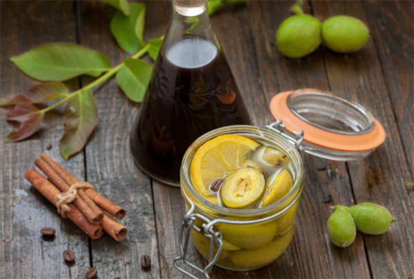 naložené ořechy v cukrovém sirupu