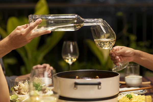 čisté sklo na podávání vína