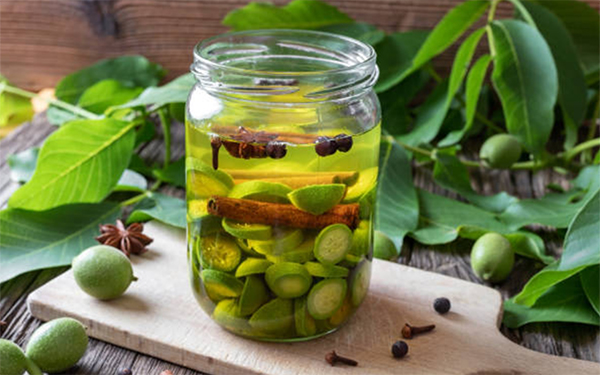 naložené svatojánské ořechy ve sklenici